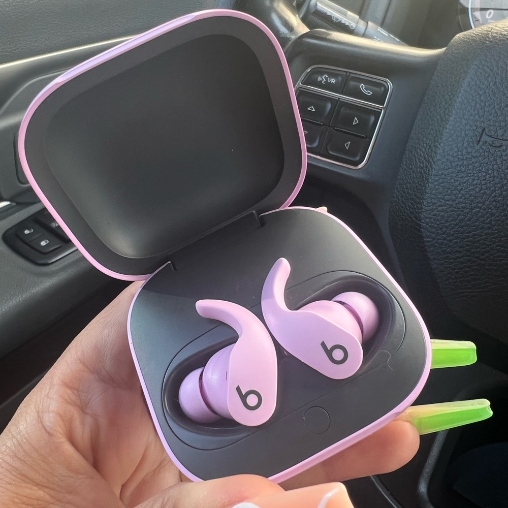 Selling beats fir pro used like 2x My ears don’t hold them well .